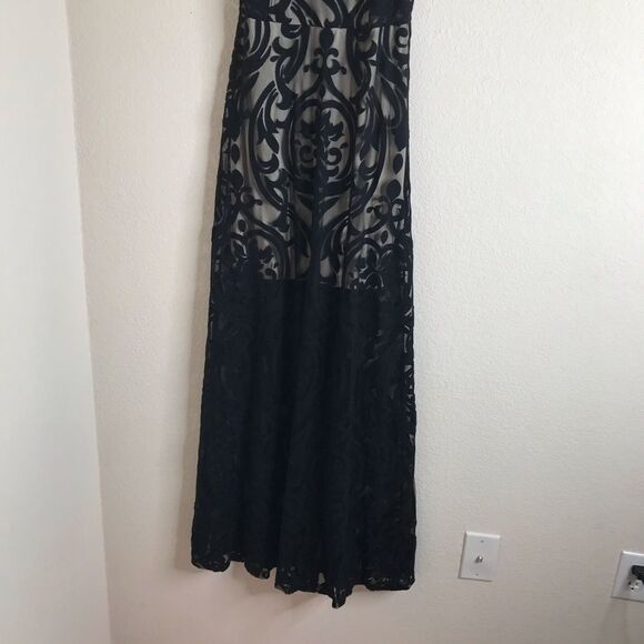 ‎Sheer lace overlay gown - Picture 3 of 10